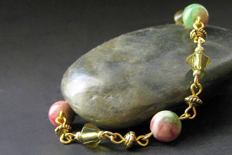 Regenbogen Jade Armband. Edelstein Gold Armband in Pink Und Grün. Sommer Karneval Handgemachte von Gilliauna