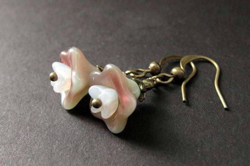 Rosa Blumen-Ohrringe. Und Salbei Blumenohrringe. Baumeln Ohrringe. Bronze-Ohrringe. Handgefertigte von Gilliauna