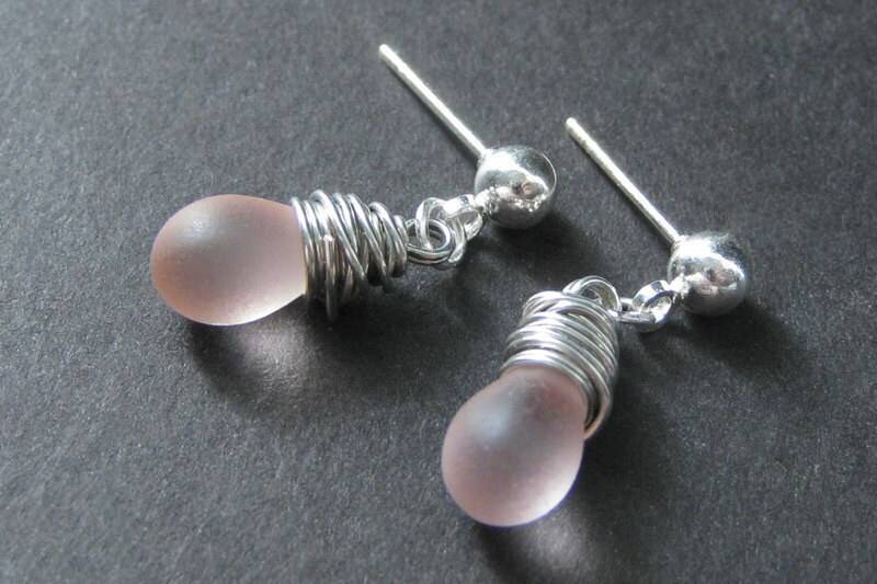 Rosa Draht Gewickelt Ohrringe in Silber Und Glas Mit Ohrstecker Verschlüsse. Handmade Schmuck von Gilliauna