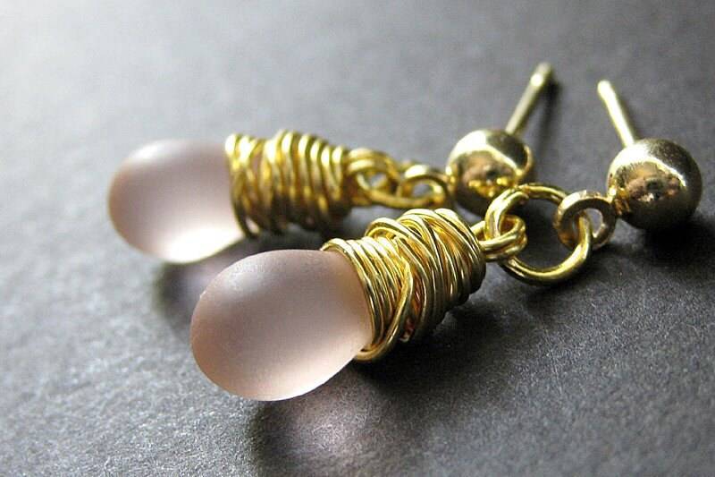 Rosa Ohrringe Wire Wrapped Teardrop Und Ohrstecker-Verschlüsse. Handmade Schmuck von Gilliauna