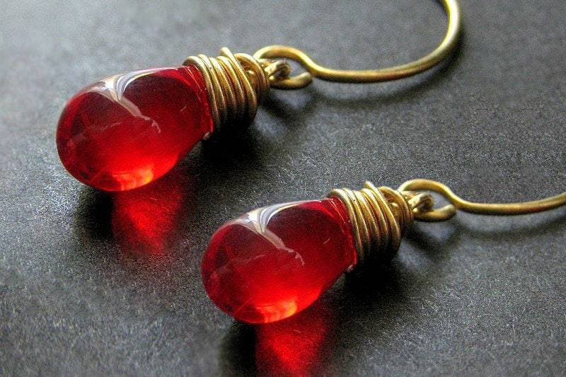 Rote Glastropfen Draht Gewickelt Ohrringe - Elixier Des Blutes in Gold Handgefertigte Ohrringe von Gilliauna