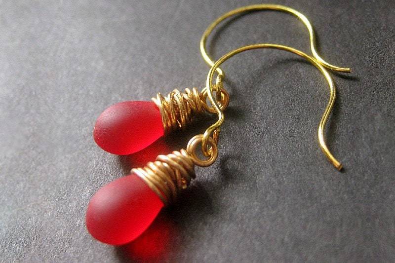 Rote Ohrringe Tropfenförmige Ohrringe Aus Draht, Gewickelt in Gold - Rosenelixier. Handgefertigte Ohrringe von Gilliauna