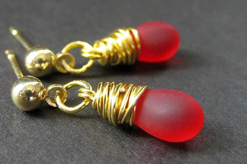 Rote Ohrringe Wire Wrapped Teardrop Baumeln-Bolzen-Ohrringe. Handmade Schmuck von Gilliauna