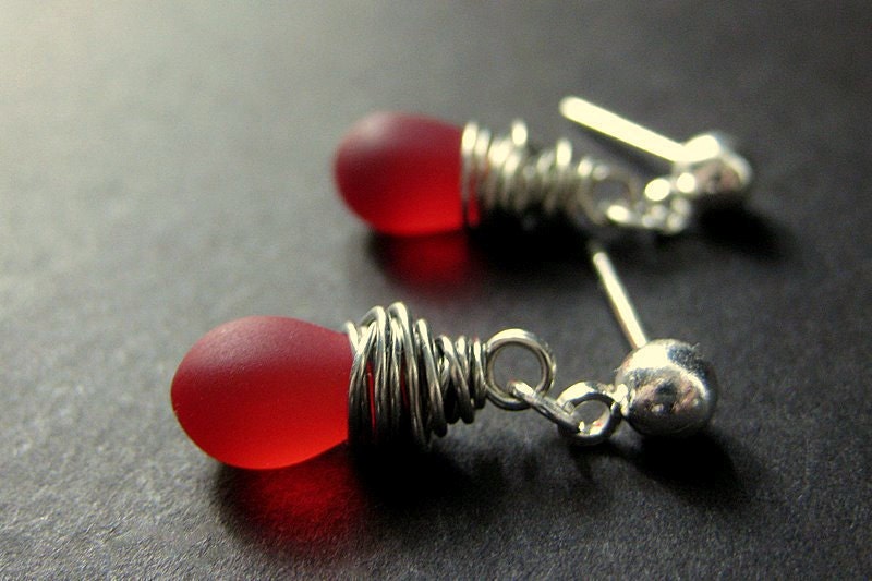 Rote Teardrop Wire Wrapped Ohrstecker in Getrübt Glas Und Silber. Handgefertigte Ohrringe von Gilliauna