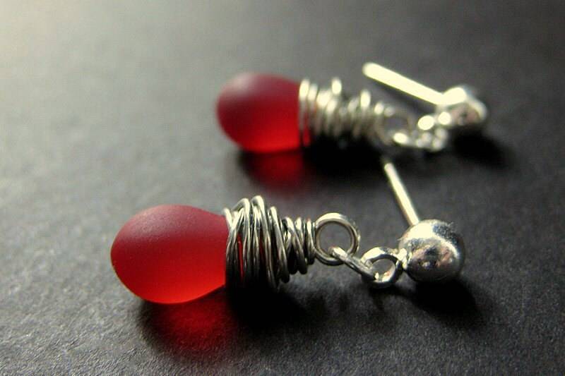 Rote Teardrop Wire Wrapped Ohrstecker in Getrübt Glas Und Silber. Handgefertigte Ohrringe von Gilliauna