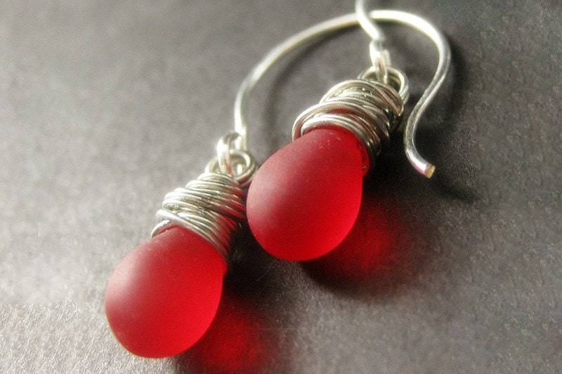 Roter Satin Tropfen Ohrringe Wire Wrapped in Silber - Elixir Of Roses. Handgefertigte Ohrringe von Gilliauna