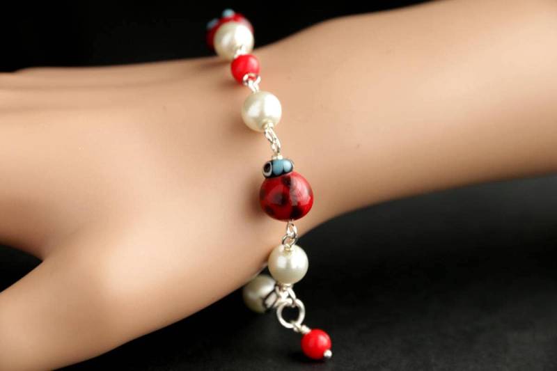 Rotes Marienkäfer Armband. Bettelarmband Mit Lampwork Glas Marienkäfer, Rote Perlen Akzente Und Glasperlen. Handgefertigtes von Gilliauna