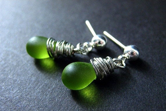 Silber Draht Gewickelt Ohrringe, Grün Gefrostete Teardrop Ohrstecker. Handmade Schmuck von Gilliauna