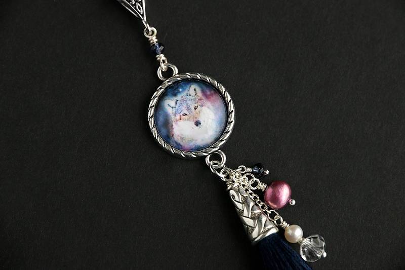 Spirit Wolf Quasten-Halskette. Halskette. Navy Blau Wildtiere Blaue Quaste Silber Handgemachte von Gilliauna