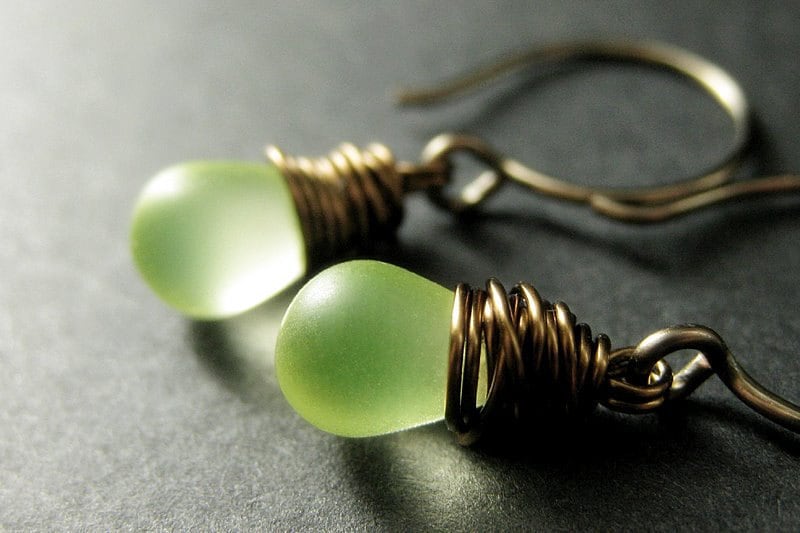 Teardrop Ohrringe Wire Wrapped in Bronze - Gefrostete Gelbe Mit Limette. Elixier Der Zitrone Handgefertigte Ohrringe von Gilliauna