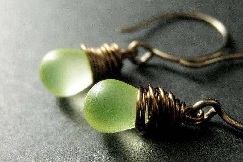 Teardrop Ohrringe Wire Wrapped in Bronze - Gefrostete Gelbe Mit Limette. Elixier Der Zitrone Handgefertigte Ohrringe von Gilliauna