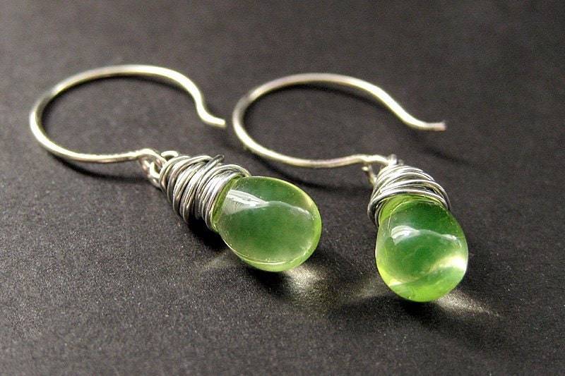 Teardrop Wire Wrapped Ohrringe in Lemon Lime Und Silber. Handmade Schmuck von Gilliauna