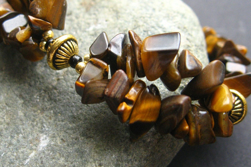 Tigerauge Manschette Armband Perlen in Edelsteinen Und Gold. Handgefertigtes Armband von Gilliauna