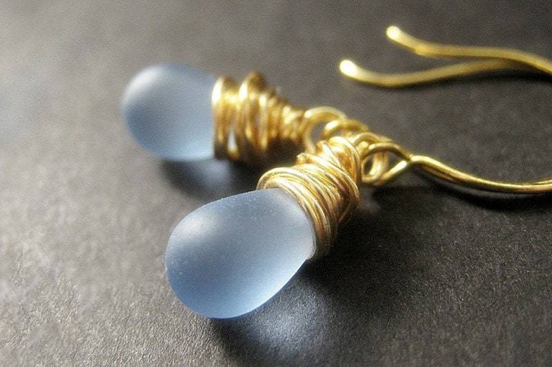 Tropfenförmige Ohrringe Aus Saphirblauem Glas, Umwickelt Mit Golddraht. Handmade Schmuck von Gilliauna