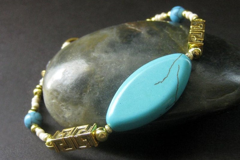 Türkis Armband. Edelstein Azteken Howlith Perlen Handmade Schmuck. Vergoldetes Türkis Armband. Edelstein Azteken Howlith Perlen Handmade Schmuck. Vergoldetes von Gilliauna