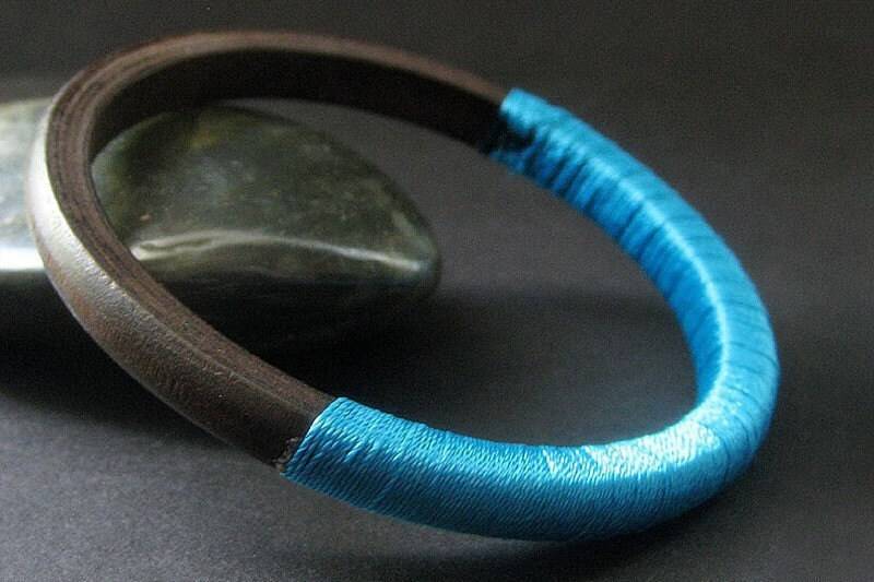 Türkis Blauer Faser Wrapped Holz Armreif. Handgefertigtes Armband von Gilliauna