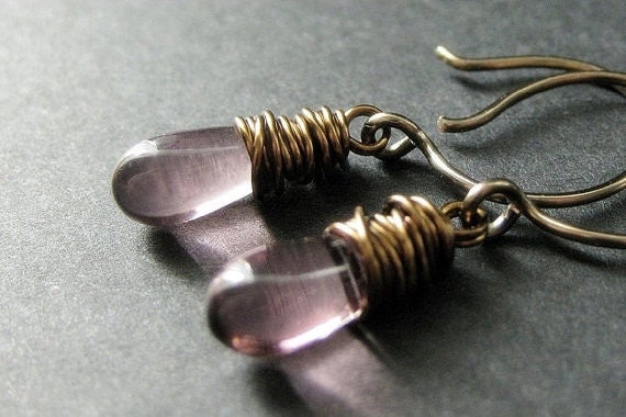 Violette Ohrringe Aus Draht Gewickelt in Bronze - Elixir Of Mystery Handgefertigte Ohrringe von Gilliauna