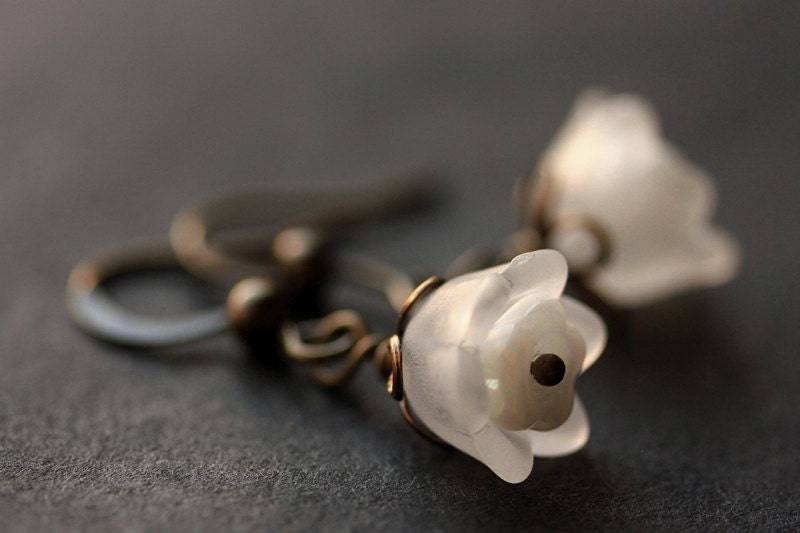 Weiße Blumen Ohrringe. Blume Baumeln Handgefertigte Bronze-Ohrringe. Schneeglöckchen Ohrringe Handmade Schmuck von Gilliauna