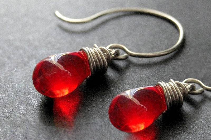 Wire Wrapped Ohrringe - Tropfen in Rot Und Silber Elixier Des Blutes. Handgefertigte Ohrringe von Gilliauna