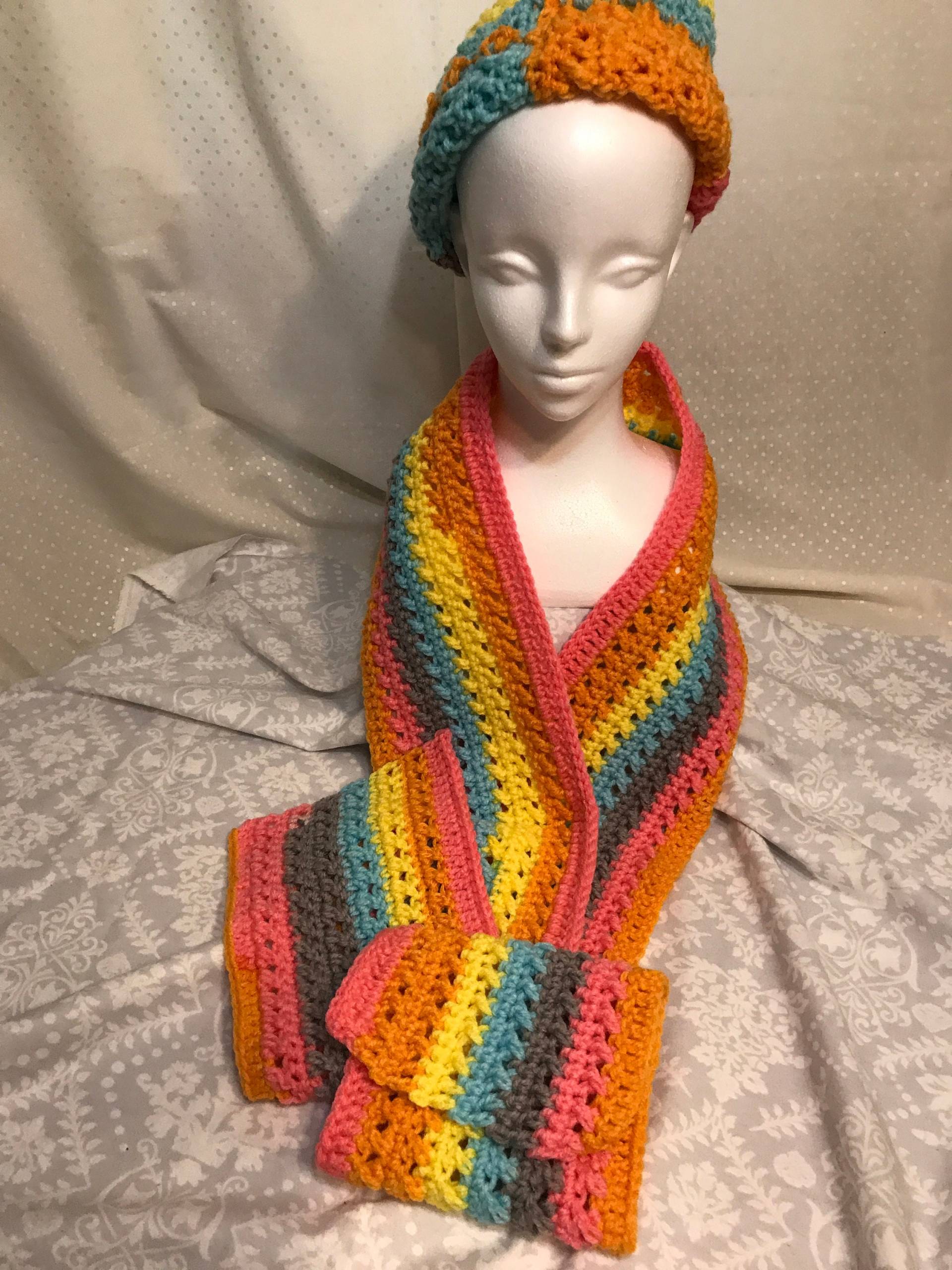 Handgefertigte Häkelschal Und Mütze Handgefertigte Häkelschal Und Mütze von GillysScarves