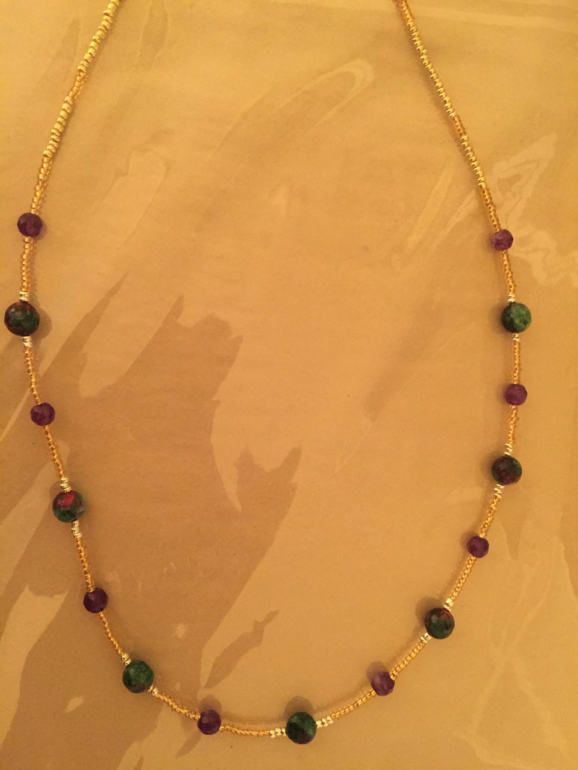 Amethyst Und Rubin/Smaragd-Hybrid-Halskette Amethyst Und Rubin/Smaragd-Hybrid-Halskette von GiltLilyHandicraft