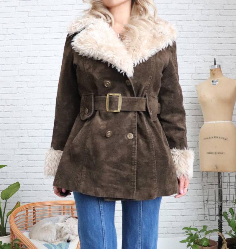1960Er Jahre Penny Lane Mantel Mittelgroß Braun Faux Shearling Vegan Pelz Vintage Fast Berühmte Jacke Mit Gürtel Retro Boho Hippie Oberbekleidung von GimmeShelterVintage