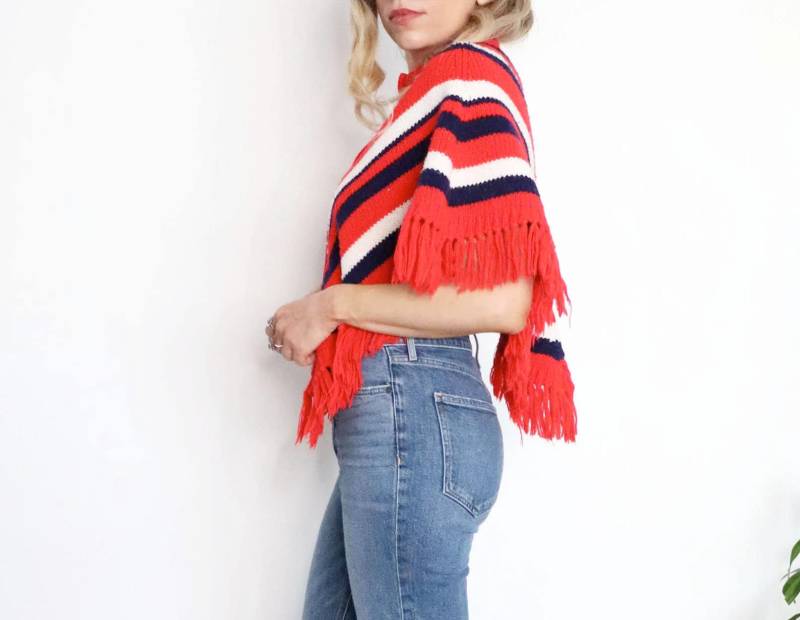 1960Er Jahre Strick Fransen Poncho Kleine Damen Jugend Maritim Blau Rot Weiß Gold Knöpfe Cropped Länge Chevron Gestreift Pullover Made in Hong Kong von GimmeShelterVintage
