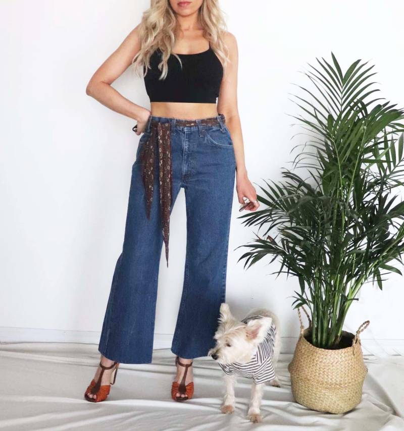 1970Er Levis Weites Bein Schlagjeans, Abgeschnitten Kick Flare Breites Gerades Seltene Orange Tab Hippie Boho Denim, Hohe Taille Dunkelblauer Denim von GimmeShelterVintage