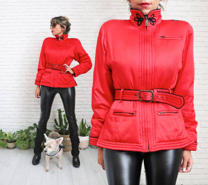 1980Er Skea Red Ski Bomber | Größe Small Medium Paris Vail Damen Abgeschnitten Designer Vintage Winter Mantel Gürtel Ooak Retro Skifahren Snowboard von GimmeShelterVintage