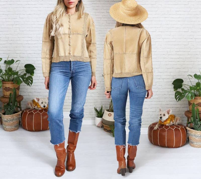 Vintage Wildleder & Häkeljacke || Größe Medium Small Hellbraune Beige Leder Strickjacke Button Down Boho Minimalist Hippie Shirt von GimmeShelterVintage