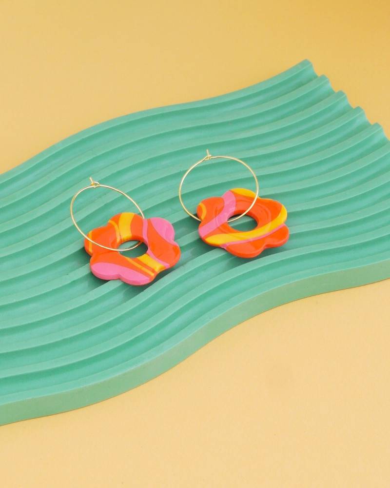 Retro/Mod/Vintage Inspirierte Polymer Clay Mit Vergoldeten Komponenten/Harzbeschichtung Nickel - Und Bleifreie Blumen-Creolen von GimmickbyRachel