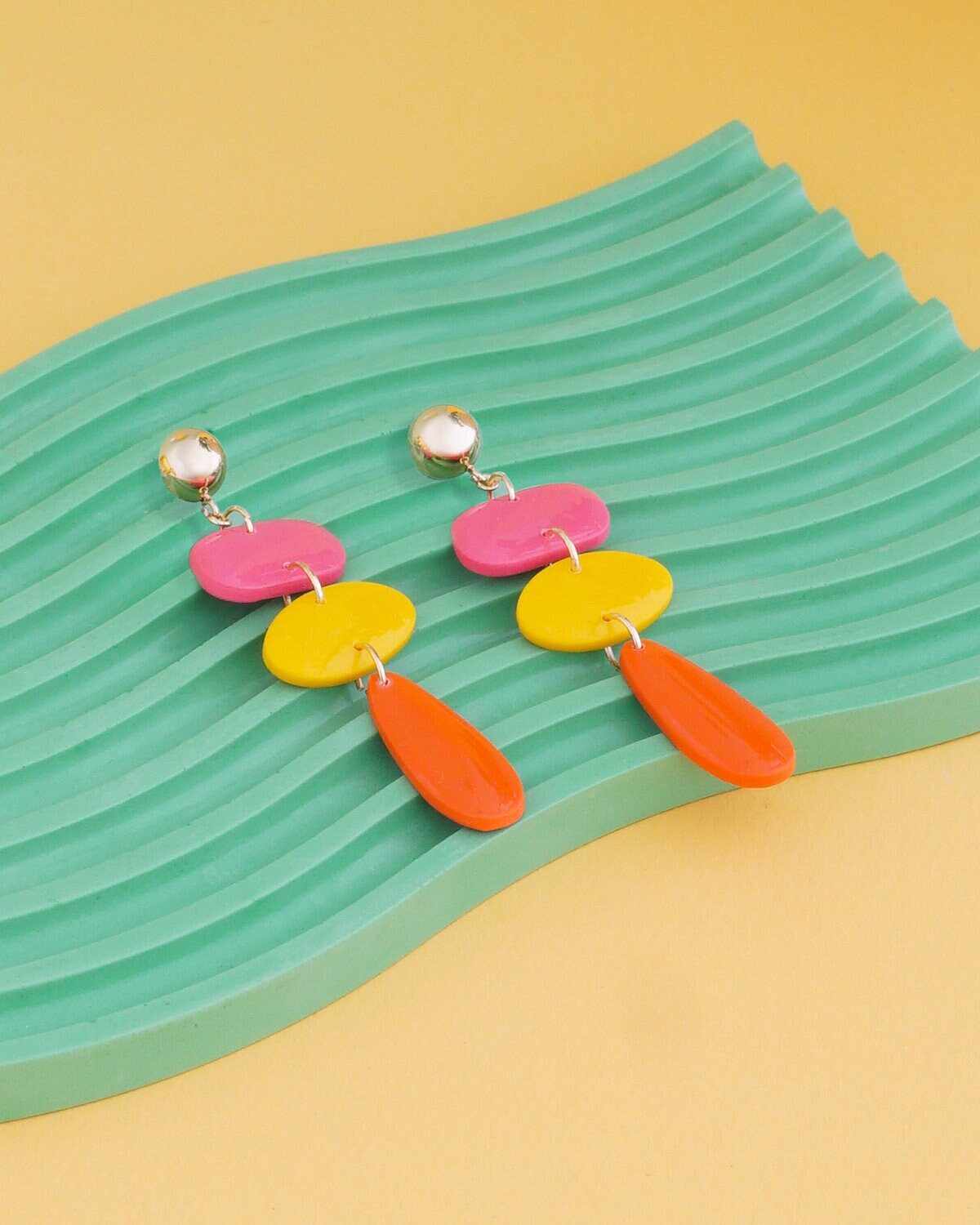 Retro/Mod/Vintage Inspirierte Polymer Clay Mit Vergoldeten Komponenten/Harzbeschichtung Nickel - Und Bleifreie Bunte Ohrhänger von GimmickbyRachel