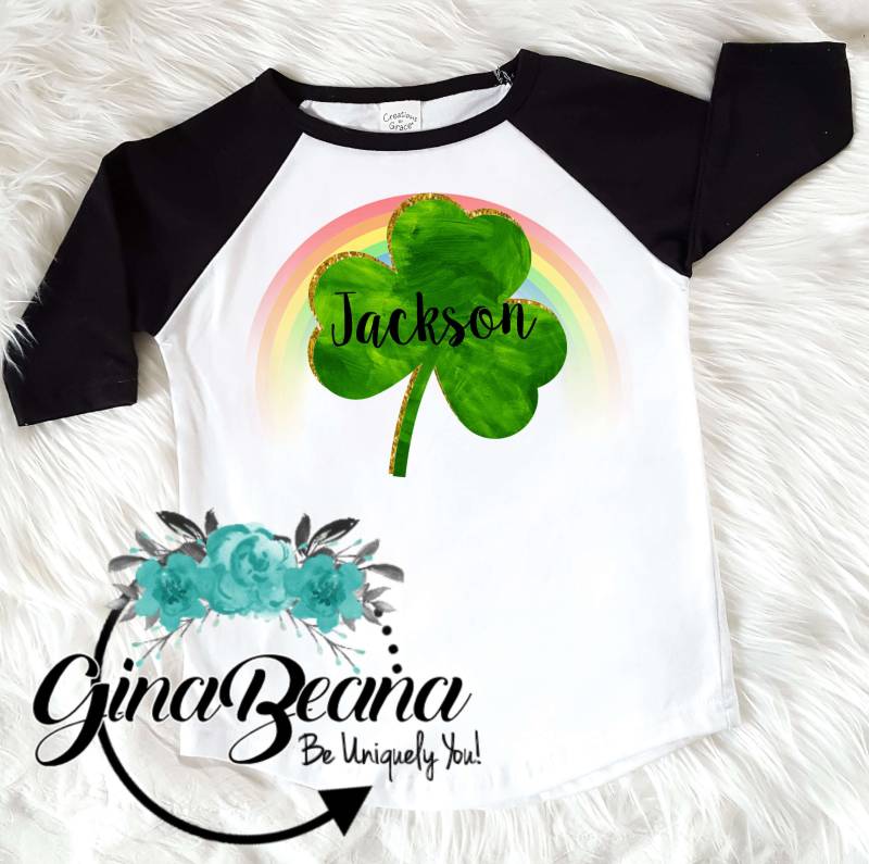 Personalisierte Kleeblatt St.-Patricks-Tag Kinder Raglan, Shamrock Regenbogen, Jungen Mädchen St. Patricks Tag Hemd, Ginabeana von GinaBeanaDesignCo