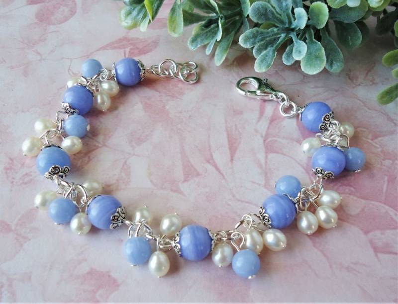Blaue Spitze Achat Edelstein Cluster Armband Weiß Süßwasserperle Gold Silber Perlenarbeit Statement Brautjungfer Mutter Brautgeschenk Handgemacht von GinaJiangDesign