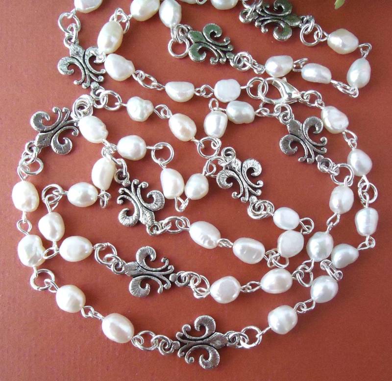 Fleur De Lis Süßwasser Zucchtperlen Lange Halskette Doppelstrang Lariat, Statement Brautschmuck, Handgemacht von GinaJiangDesign