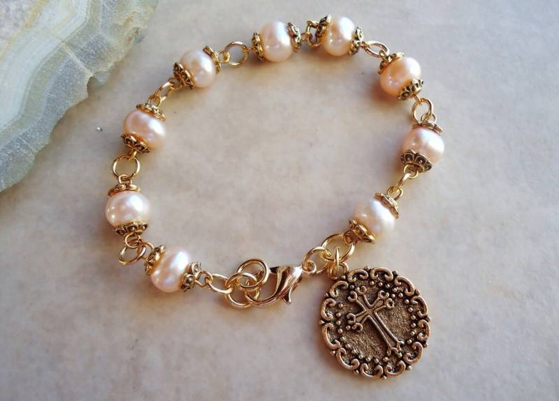 Kreuz Bettelarmband Perlen Metallplatte in 24 Karat Gold Silber Perlenarbeit Statement Religiöse Spirituelle Bestätigung Brautgeschenk Handgemacht von GinaJiangDesign