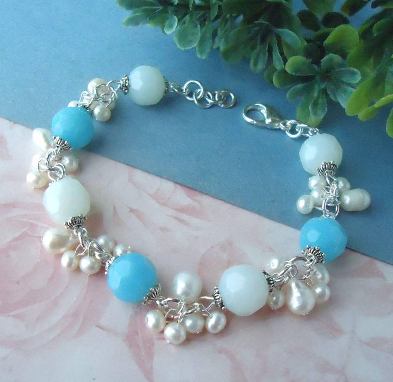 Multi Edelstein-Cluster-Armband Blau Quarz Aqua Weiß Süßwasserperlen Silber Perlenarbeit Braut Statement Brautjungfer Formelles Geschenk von GinaJiangDesign