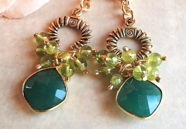 Multi Edelstein Cluster Ohrringe Smaragdgrüner Onyx Peridot Citrin Statement Braut Kronleuchter Gold Hoop Handgemacht von GinaJiangDesign