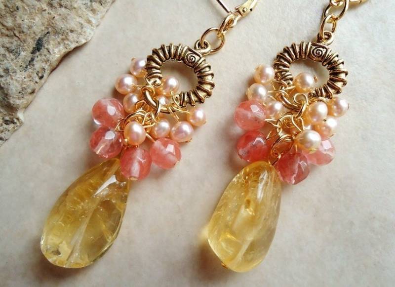 Multi Edelstein Ohrringe Citrin Kirschquarz Süßwasserperle Metall in 24K Gold Vergoldet Statement Drop Cluster Hoop Braut Handgemacht von GinaJiangDesign