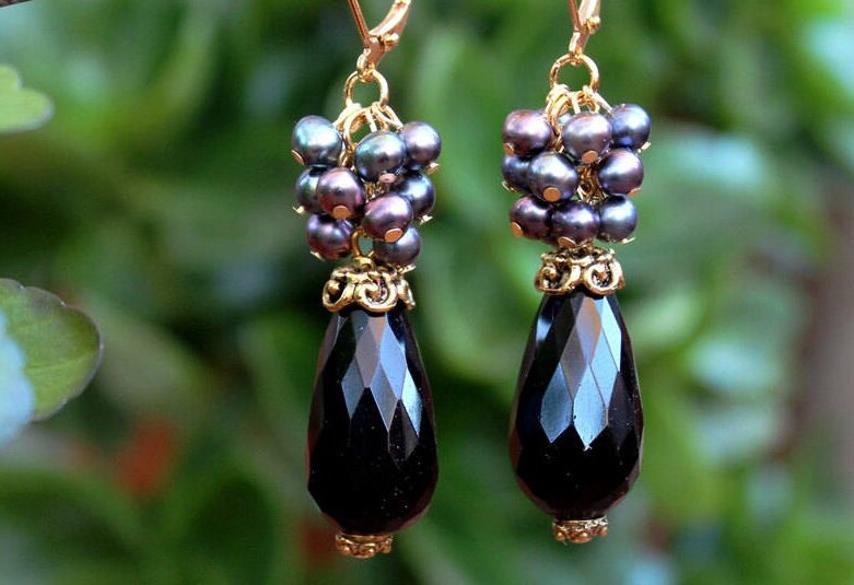 Schwarzer Onyx Stein Cluster Ohrringe Pfau Süßwasserperlen Gold Silber Jet Schwarz Statement Braut Lange Perle Geschenk Formale Handmade von GinaJiangDesign