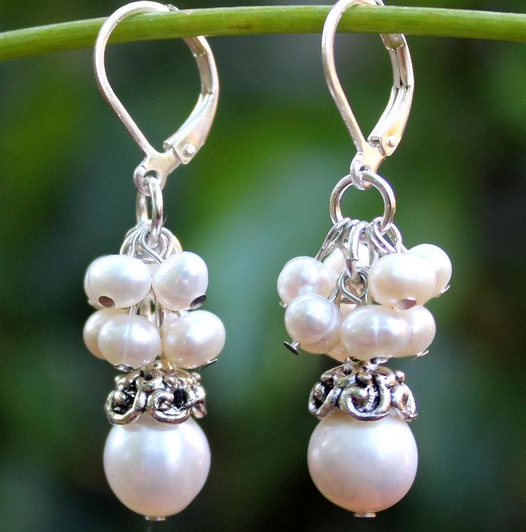 Weiße Süßwasserperle Cluster Ohrringe Silber Baumeln Tropfen Brautmutter Valentine Statement Brautjungfer Hochzeitsgeschenk Handmade von GinaJiangDesign