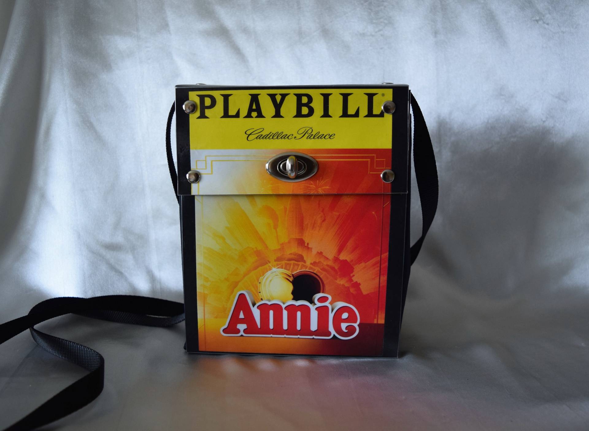 Annie Recycelte Playbill Handtasche ~Cross-Body~ ~Vertical~ Annie Recycelte Playbill Handtasche ~Cross-Body~ ~Vertical~ von GinaMarieHandbags
