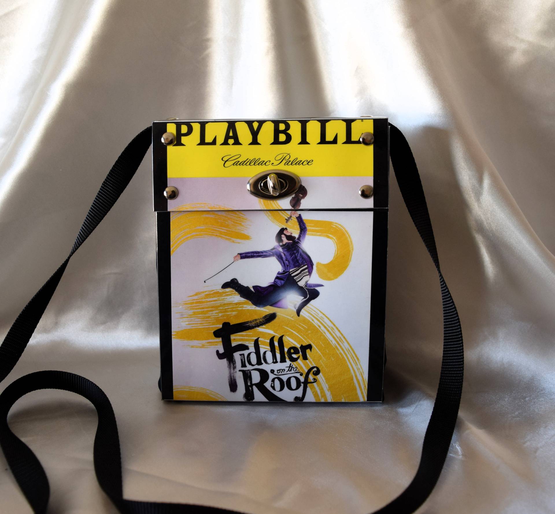 Geiger Auf Dem Dach Recycelte Playbill Handtasche ~Vertikal~ ~Cross-Body~ Geiger Auf Dem Dach Recycelte Playbill Handtasche ~Vertikal~ ~Cross-Body~ von GinaMarieHandbags