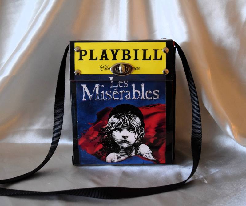 Les Miserables Recycelte Wiederverwendete Playbill Handtasche ~Cross-Body~ Les Miserables Recycelte Wiederverwendete Playbill Handtasche ~Cross-Body~ von GinaMarieHandbags