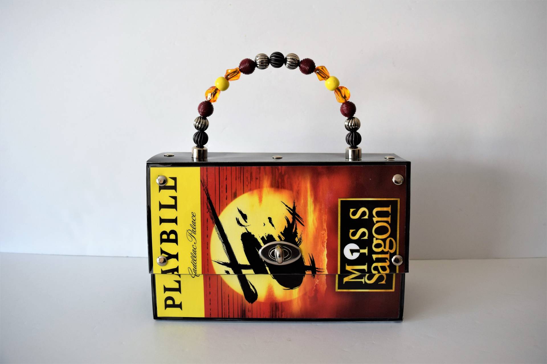 Miss Saigon Recycelte Playbill Handtasche Geldbörse ~Perlen~ Miss Saigon Recycelte Playbill Handtasche Geldbörse ~Perlen~ von GinaMarieHandbags