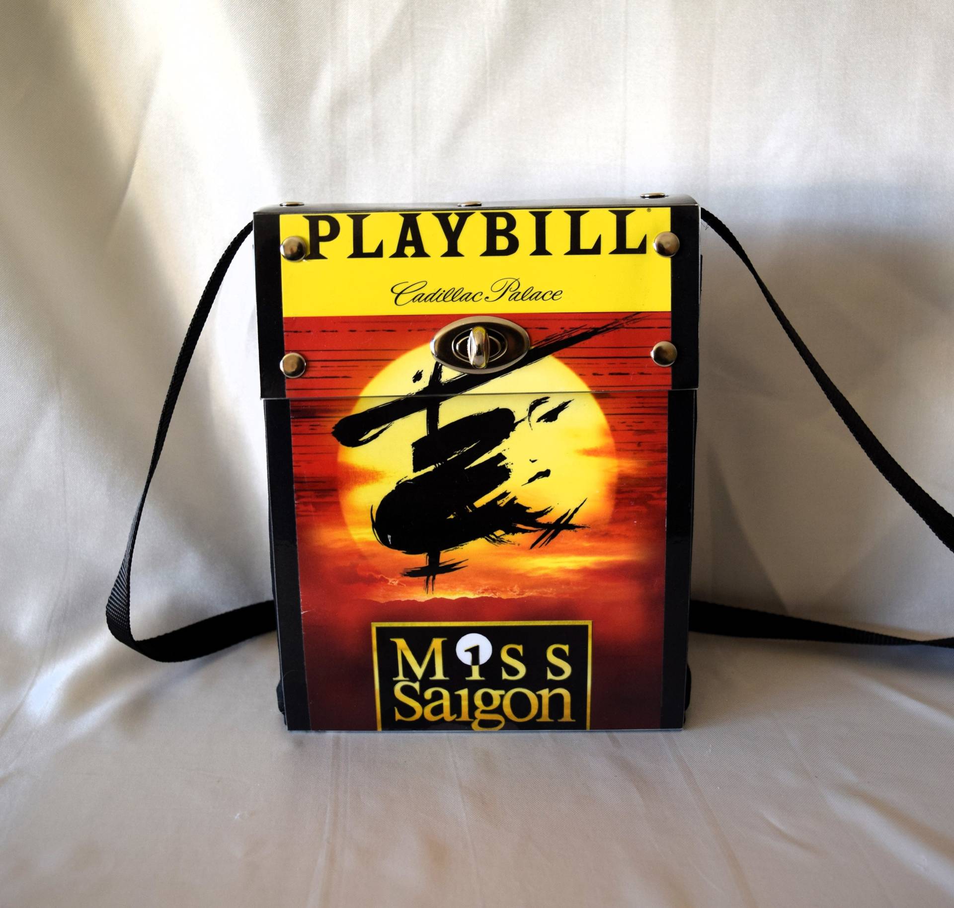 Miss Saigon Recycled Reclaimed Playbill Handtasche ~Cross Body~ Miss Saigon Recycled Reclaimed Playbill Handtasche ~Cross Body~ von GinaMarieHandbags