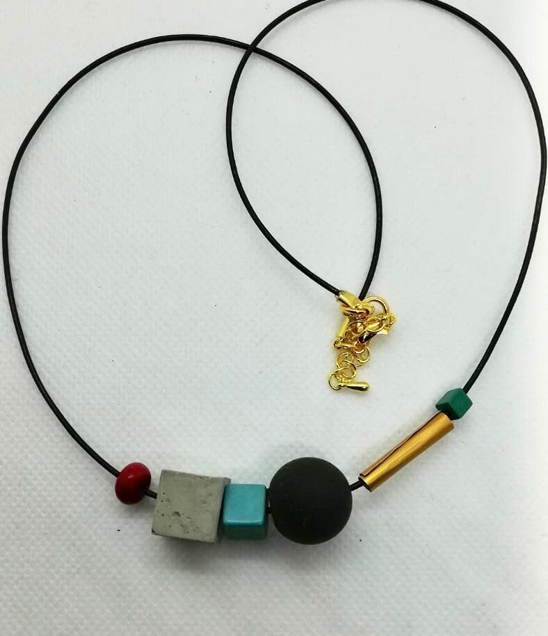 Elegante Halskette Mit Grauen Betonwürfel Und Schwarzer Betonkugel - Handgefertigt Elegante Halskette Mit Grauen Betonwürfel Und Schwarzer Betonkugel - Handgefertigt von GinaWBerlin