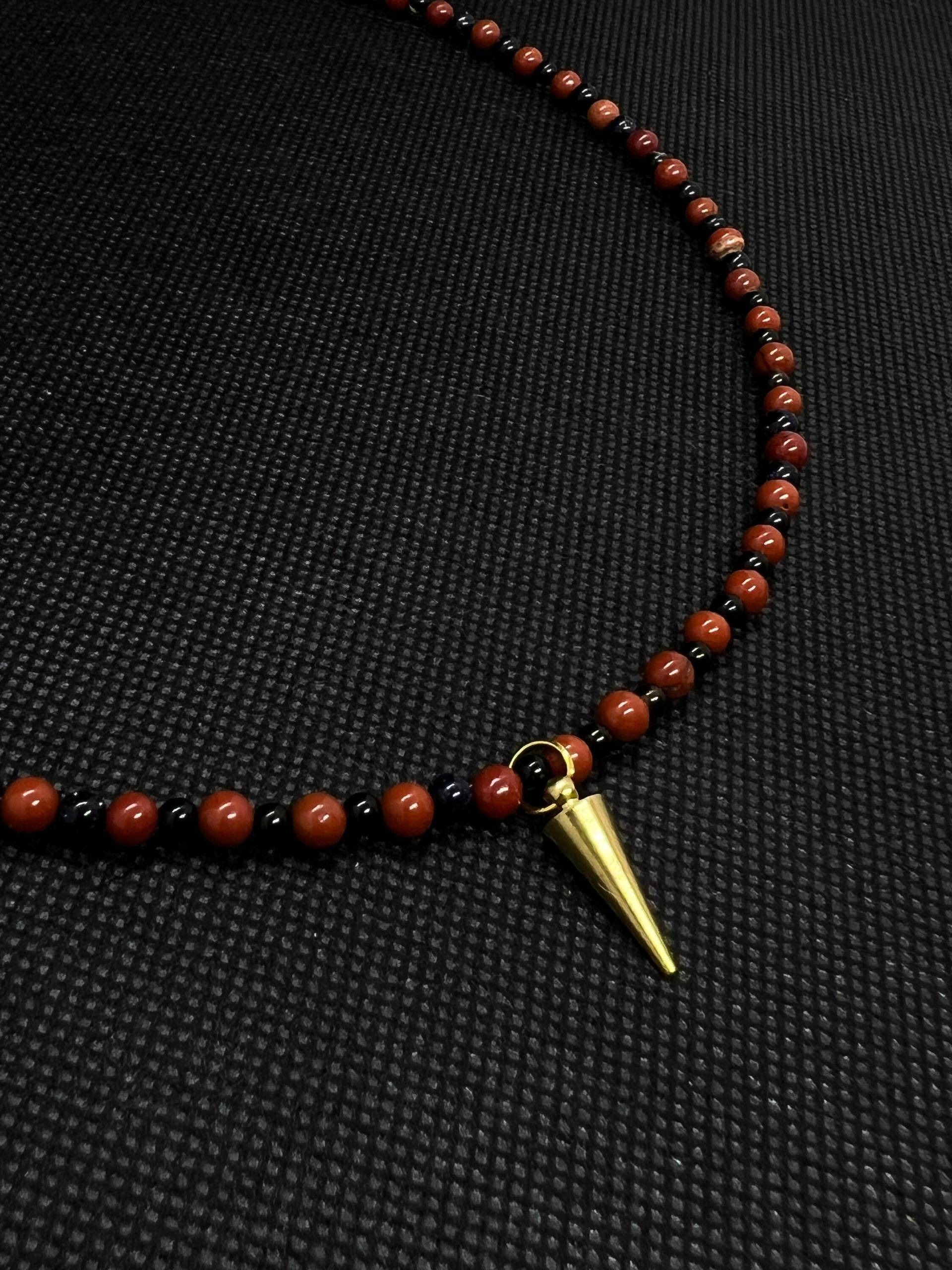 Elegante Halskette Mit Roten Und Schwarzen Kleinen Perlen Goldenem Anhänger - Handgefertigt Elegante Halskette Mit Roten Und Schwarzen Kleinen Perlen Goldenem Anhänger - Handgefertigt von GinaWBerlin