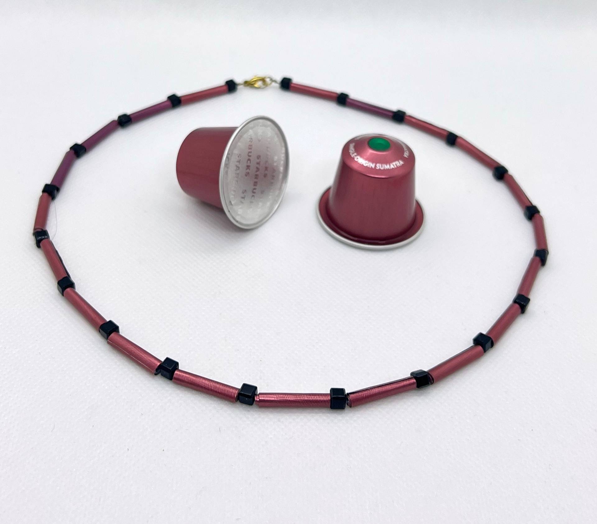 Halskette Aus Handgefertigt Recycelten Nespresso Kaffeekapseln, Einfarbig | Verschiedene Farben Erhältlich Halskette Aus Handgefertigt Recycelten Nespresso Kaffeekapseln, Einfarbig | Verschiedene Farben Erhältlich von GinaWBerlin