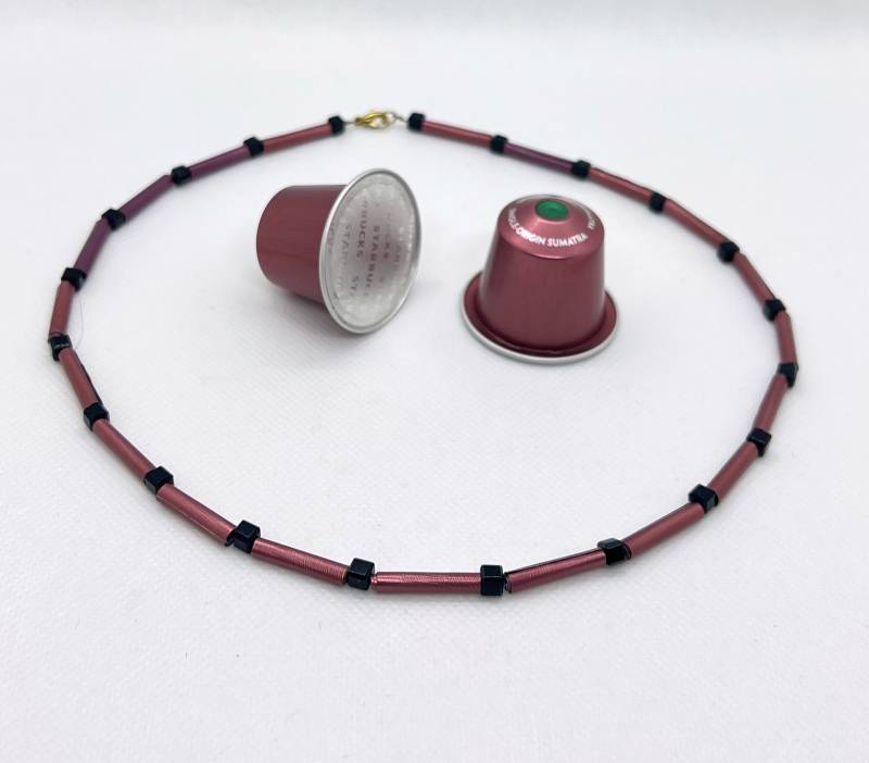 Halskette Aus Handgefertigt Recycelten Nespresso Kaffeekapseln, Einfarbig | Verschiedene Farben Erhältlich Halskette Aus Handgefertigt Recycelten Nespresso Kaffeekapseln, Einfarbig | Verschiedene Farben Erhältlich von GinaWBerlin